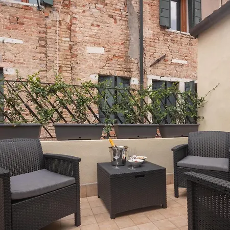 Sant'aponal Cozy With Balcony R&r Apartman