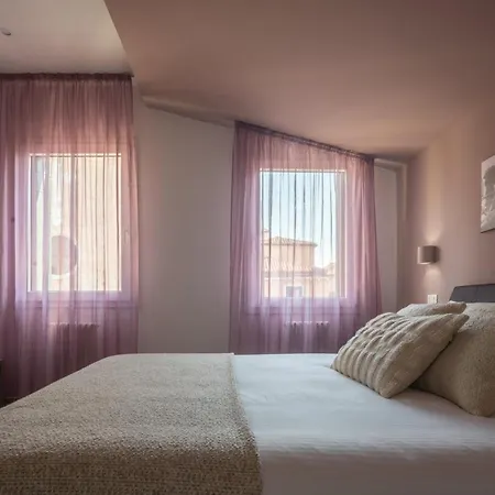 Sant'aponal Cozy With Balcony R&r شقة *