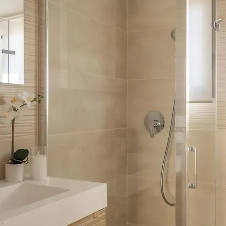 Sant'aponal Cozy With Balcony R&r * البندقية