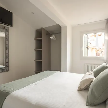 شقة Sant'aponal Cozy With Balcony R&r *