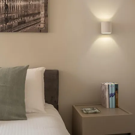 Sant'aponal Cozy With Balcony R&r شقة