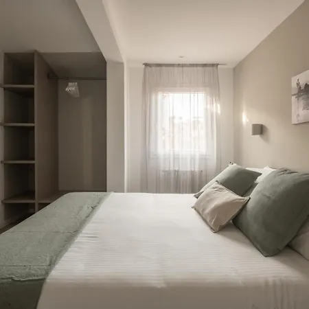 Sant'aponal Cozy With Balcony R&r * البندقية