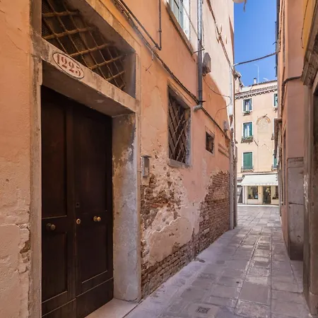 Sant'aponal Cozy With Balcony R&r Διαμέρισμα *