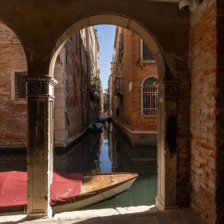 Sant'aponal Cozy With Balcony R&r Apartment Venice